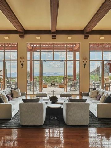 Elegante Hotellobby mit Panoramafenster und Blick auf Wüstenlandschaft