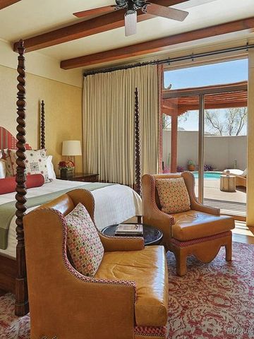 Luxuriöses Schlafzimmer mit Zugang zu privatem Poolbereich