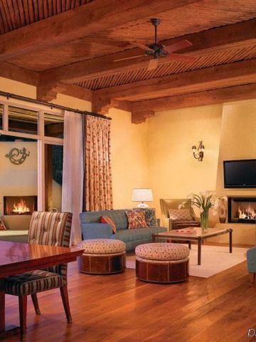 Gemütlicher Wohnbereich mit Holzbalkendecke und Kamin