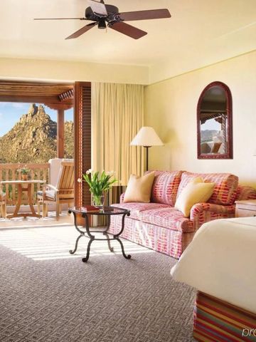 Helles Hotelzimmer mit Balkon und Blick auf die Berge