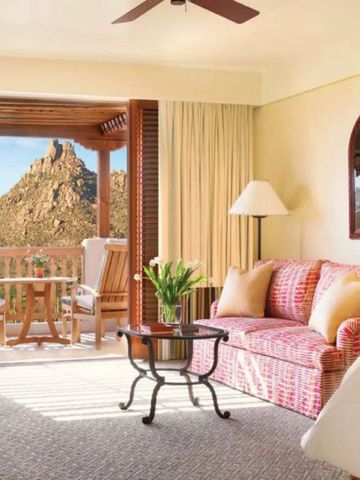 Elegante Suite mit Balkon und Bergblick im Four Seasons Resort Scottsdale.