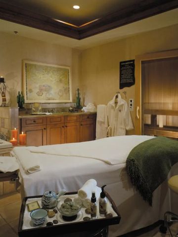 Exklusiver Spa-Behandlungsraum mit Entspannungsatmosphäre und Wellness-Elementen.