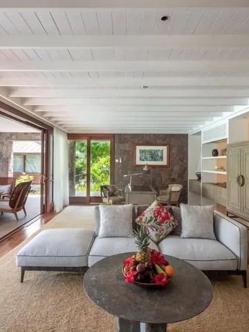 Helles Wohnzimmer mit Sofas und Zugang zur Terrasse im Four Seasons Resort Seychelles