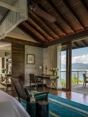 Geräumige Suite mit Meerblick, modernem Dekor und reichlich Tageslicht