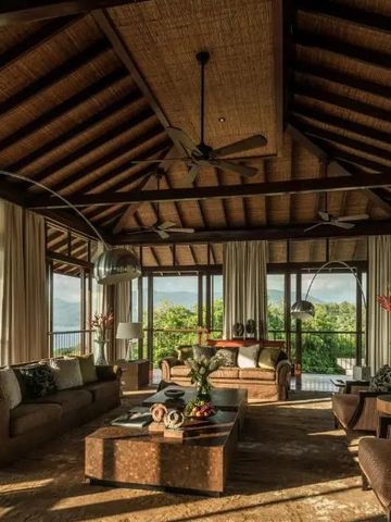 Luxuriöser Wohnbereich mit hohen Decken im Four Seasons Resort Seychelles