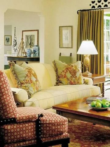 Elegantes Wohnzimmer einer Suite mit gemütlichem Sofa und stilvoller Einrichtung