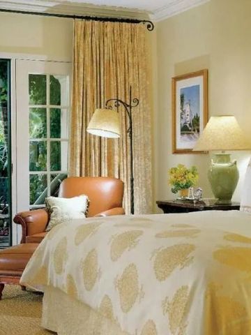 Schlafzimmer mit Balkonblick auf tropischen Garten und edler Dekoration