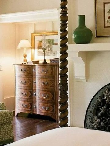 Luxuriöser Schlafbereich mit Kamin und antikem Mobiliar