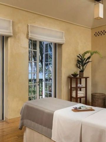 Massagezimmer mit Ausblick auf einen tropischen Garten im Spa-Bereich