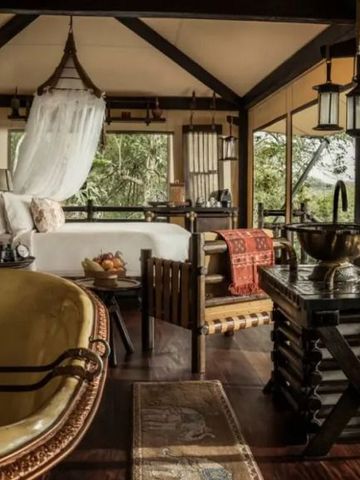 Geräumiges, luxuriös eingerichtetes Zelt mit freistehender Badewanne und üppiger Aussicht.