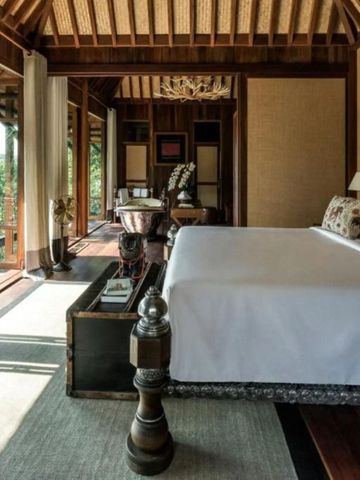 Elegantes Schlafzimmer mit majestätischem Bett und üppiger Aussicht auf die Umgebung.