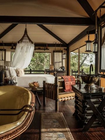 Luxuriöses Zelt mit edlen Möbeln und romantischer Atmosphäre mit Aussicht.