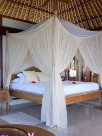 Deluxe Schlafzimmer mit Baldachinbett und eleganter Dekoration.