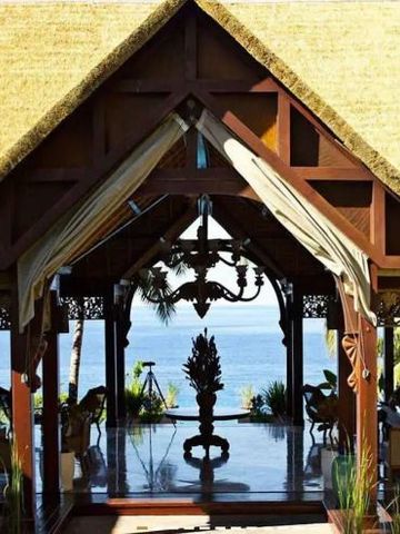 Hölzerner Pavillon mit Strohdach und Meerblick