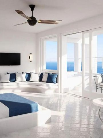 Helles Zimmer mit Couch und Balkon mit Blick auf den Ozean