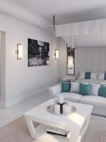 Elegantes Wohnzimmer mit weißem Sofa und moderner Dekoration im Hotelzimmer.