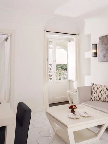 Heller Wohnbereich mit weißem Sofa und künstlerischer Wanddekoration.