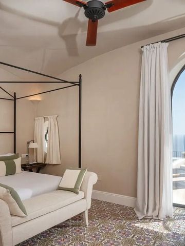 Helles Schlafzimmer mit Blick auf das Meer und stilvoller Einrichtung.