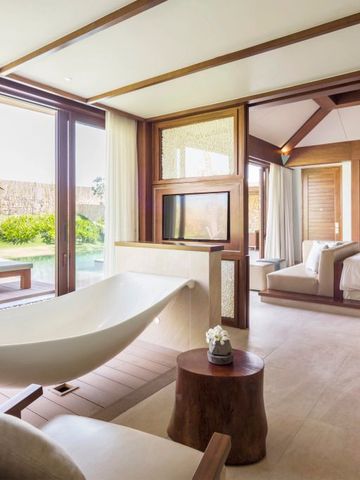 Luxuriöse Suite mit freistehender Badewanne und Gartenblick