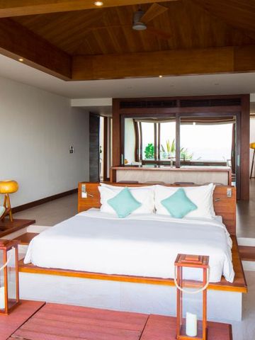 Großzügiges Schlafzimmer mit modernem Design und entspanntem Ambiente