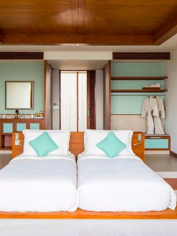 Helles Hotelzimmer mit Holzdecke und modernen Designermöbeln