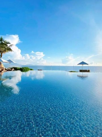 Infinity-Pool mit Blick auf das Meer bei Sonnenuntergang