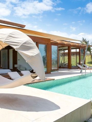 Privater Pool neben einer modernen Villa und Liegebereich