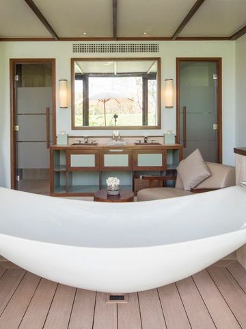 Luxuriöses Badezimmer mit einer modernen freistehenden Badewanne und stilvollem Design