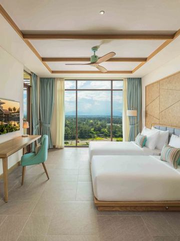 Modernes Doppelzimmer mit Panoramablick auf die Landschaft im Fusion Resort & Villas Da Nang