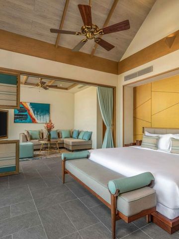 Geräumige Suite mit eleganter Inneneinrichtung und gemütlichem Ambiente im Fusion Resort & Villas Da Nang