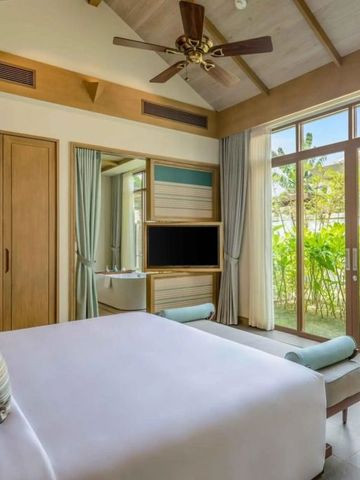 Gemütliches Schlafzimmer mit großem Fenster zum Garten und moderner Einrichtung