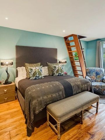 Geräumiges Schlafzimmer mit Zugang zu einer privaten Terrasse.