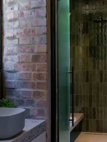 Luxuriöses Badezimmer mit gemauerten Wänden und moderner Dusche