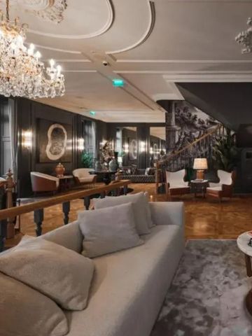 Elegante Hotel-Lobby mit Kronleuchter und hochwertigen Möbeln