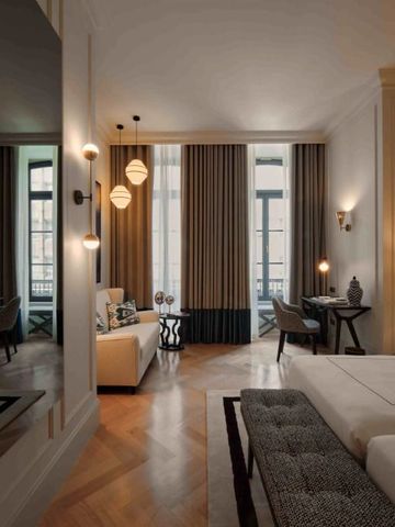 Geräumiges Hotelzimmer mit modernen Möbeln und stilvollen Beleuchtungen