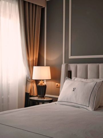 Elegantes Hotelzimmer mit luxuriösem Bett und sanfter Beleuchtung