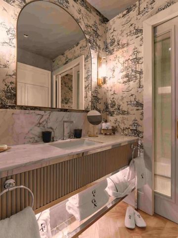 Luxuriöses Badezimmer mit eleganten Tapeten und Doppelwaschbecken