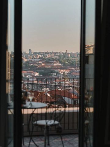 Atemberaubender Stadtblick durch Fenster auf Dächer und Horizonte