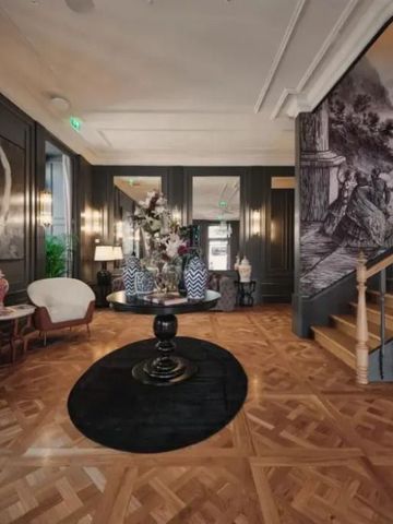 Elegantes Hotelinterieur mit Holztreppe und stilvollen Dekorationen
