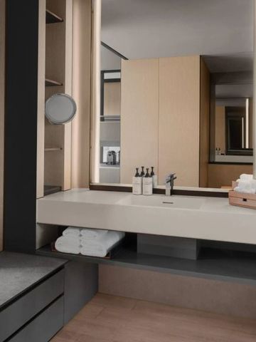 Stilvolles Badezimmer mit modernem Design und großem Spiegel.