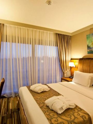 Modern eingerichtetes Hotelzimmer mit großem Bett und eleganter Dekoration