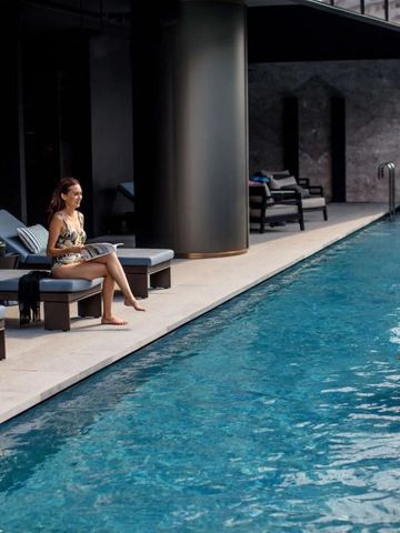 Entspannte Gäste am Pool und im Wasser