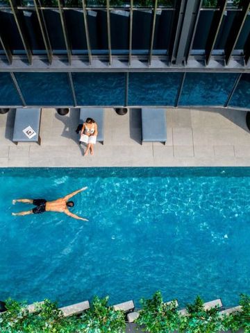 Luftaufnahme des Pools mit Gästen