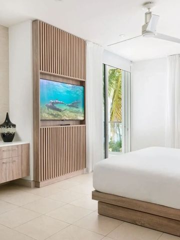 Helles Schlafzimmer mit modernem Design und Aussicht auf Palmen