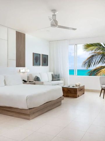 Ruhiges Zimmer mit großem Bett und Blick auf das Meer