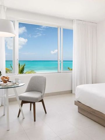 Helle Sitzecke mit Meerblick und eleganten Möbeln