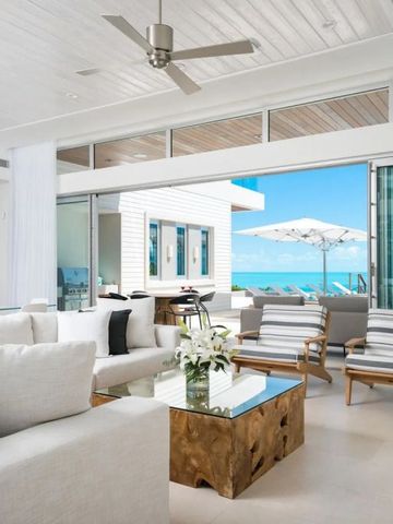 Elegante Lounge mit Meerblick und moderner Einrichtung im Wymara Resort