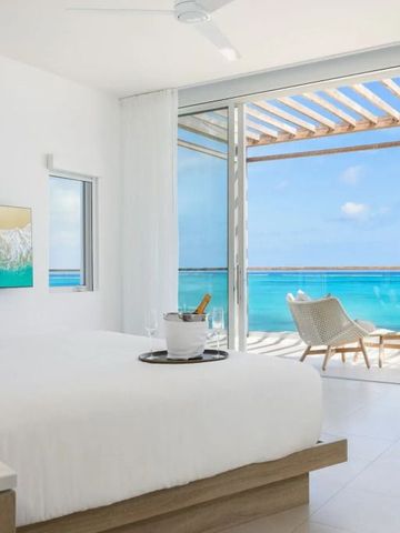 Luxuriöses Schlafzimmer mit großen Fenstern und direktem Meerblick im Wymara Resort