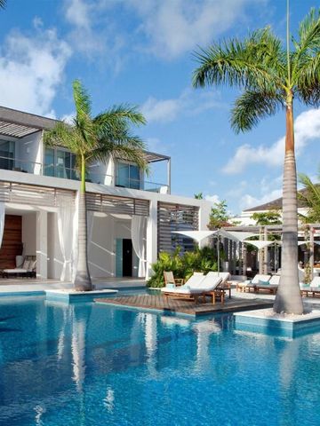 Luxuriöser Poolbereich mit Palmen und modernen Villen