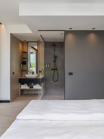Stylisches Bad und Dusche mit modernen Armaturen im Gästezimmer